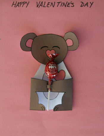 Manualidad de papel oso con dulce