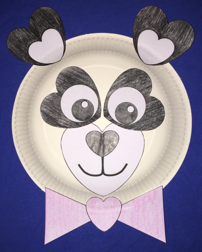 Manualidad co plato de papel panda con corazones